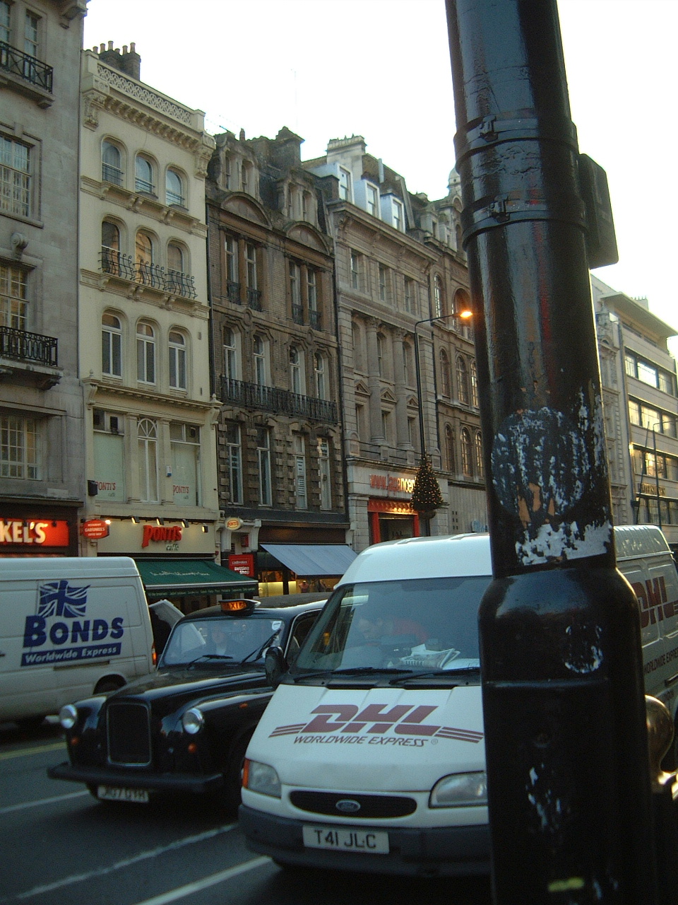 maartent street highstreet car bus van london england english cab black blackcab dhl