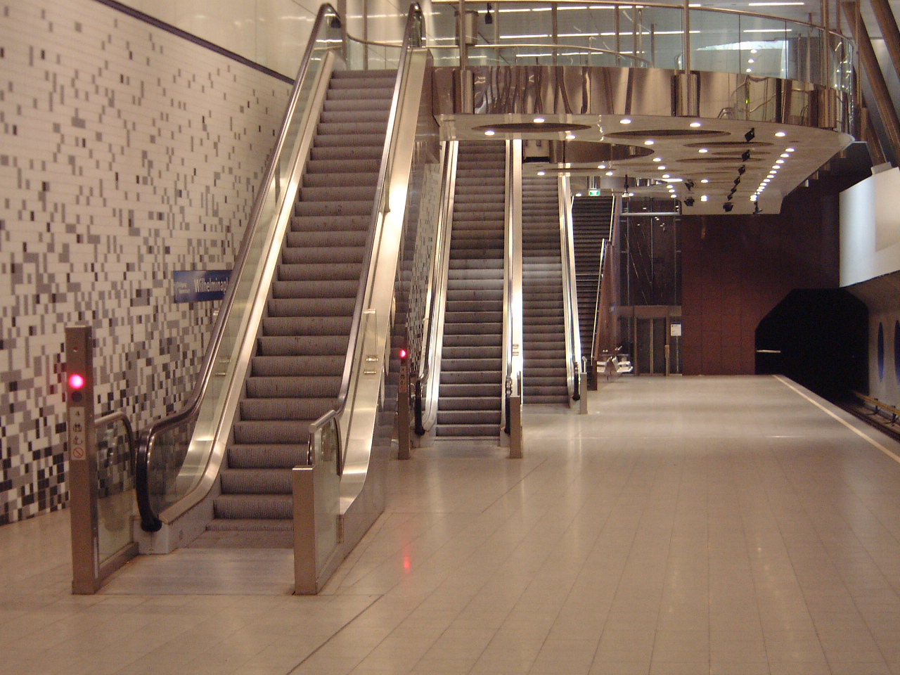 maartent, escalator, escalators, metro, architecture, interiors, chrome, metrostation, trainstation, station