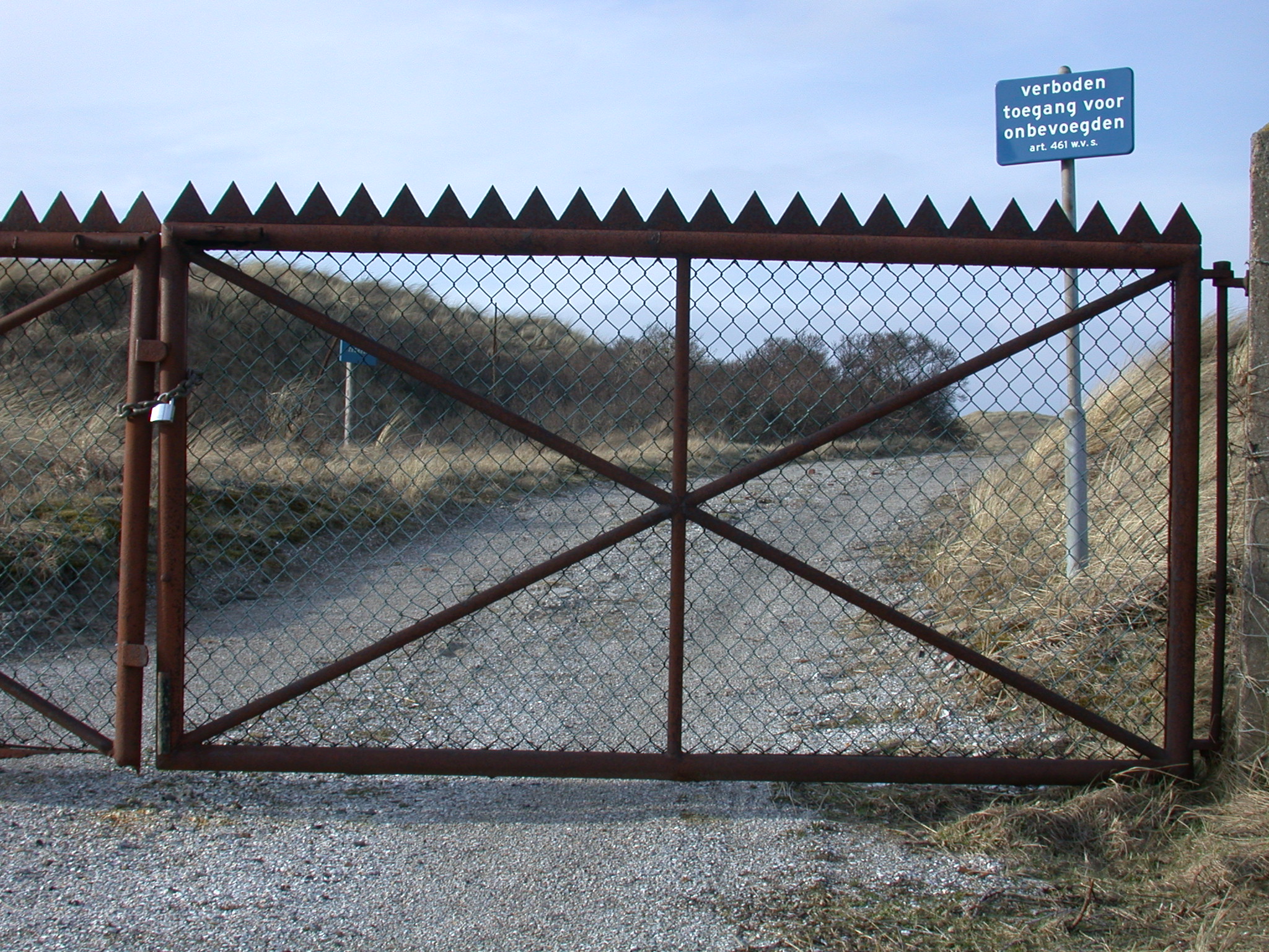 iron metal fence spike spikes keep out no tresspassing