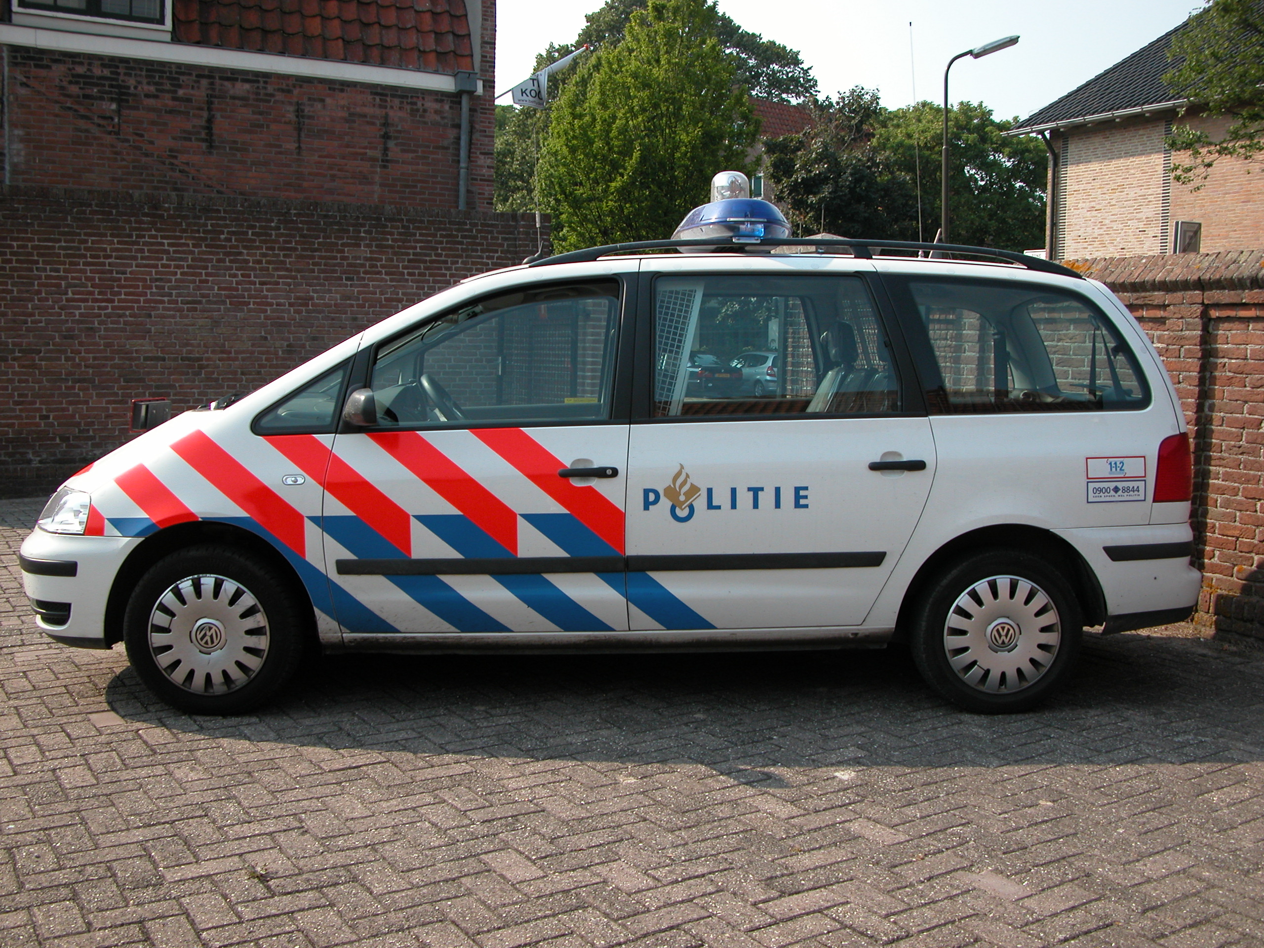 car van police politie dutch red white and blue stripes detective side