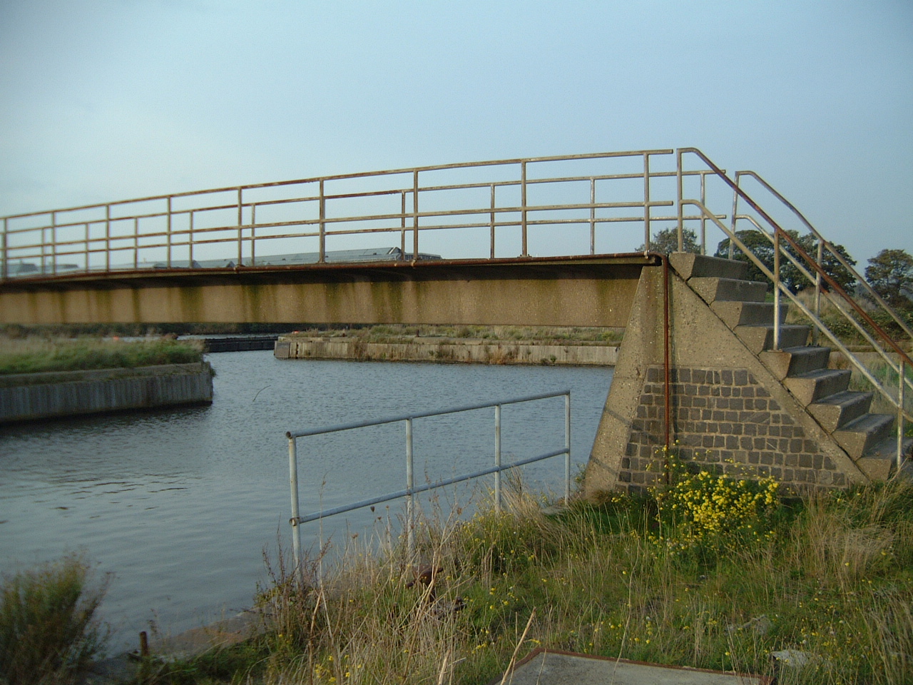 maartent bridge river water railing