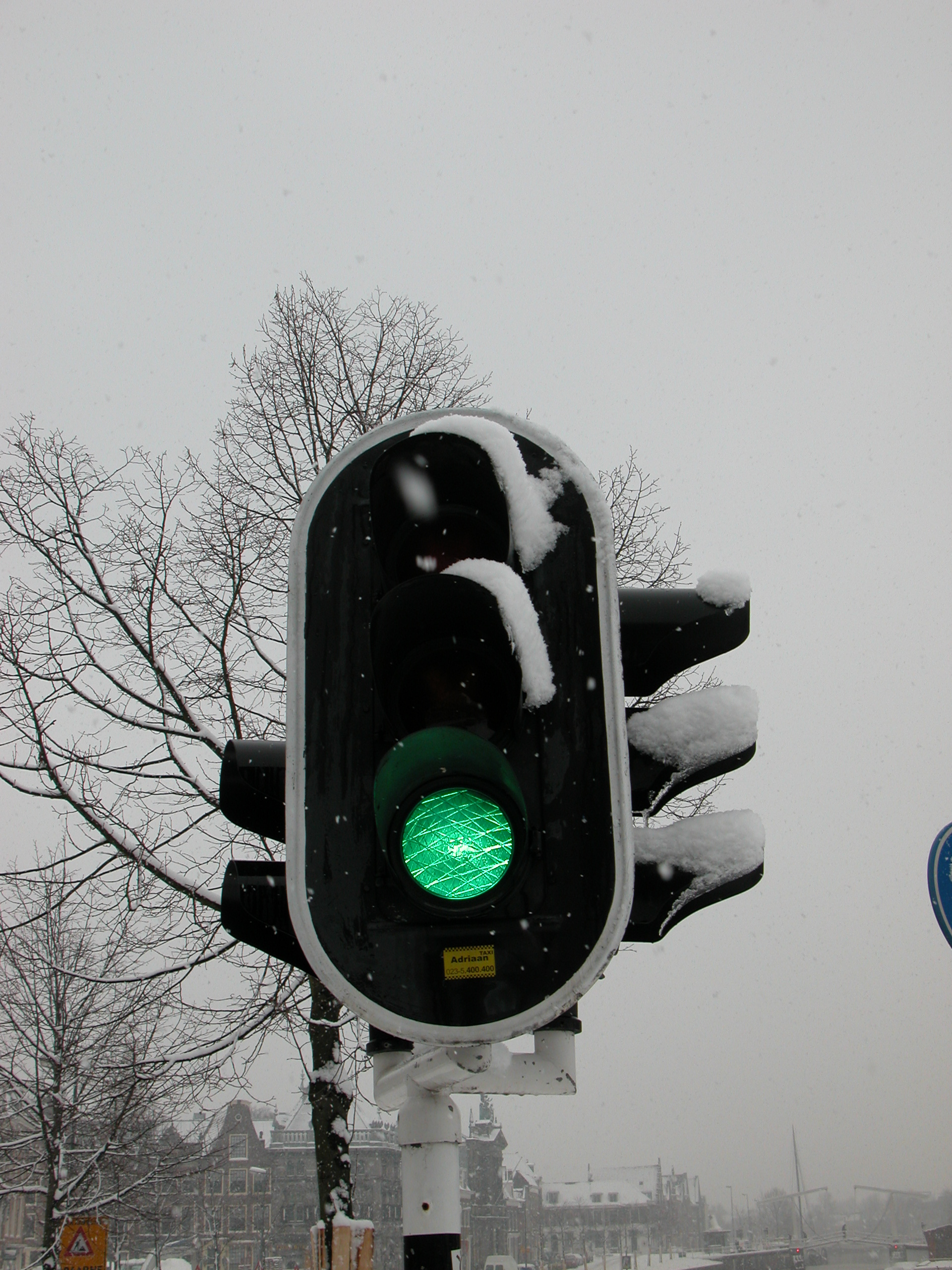 objects signs trafficlight green snow winter haarlem light trafficsign traffic