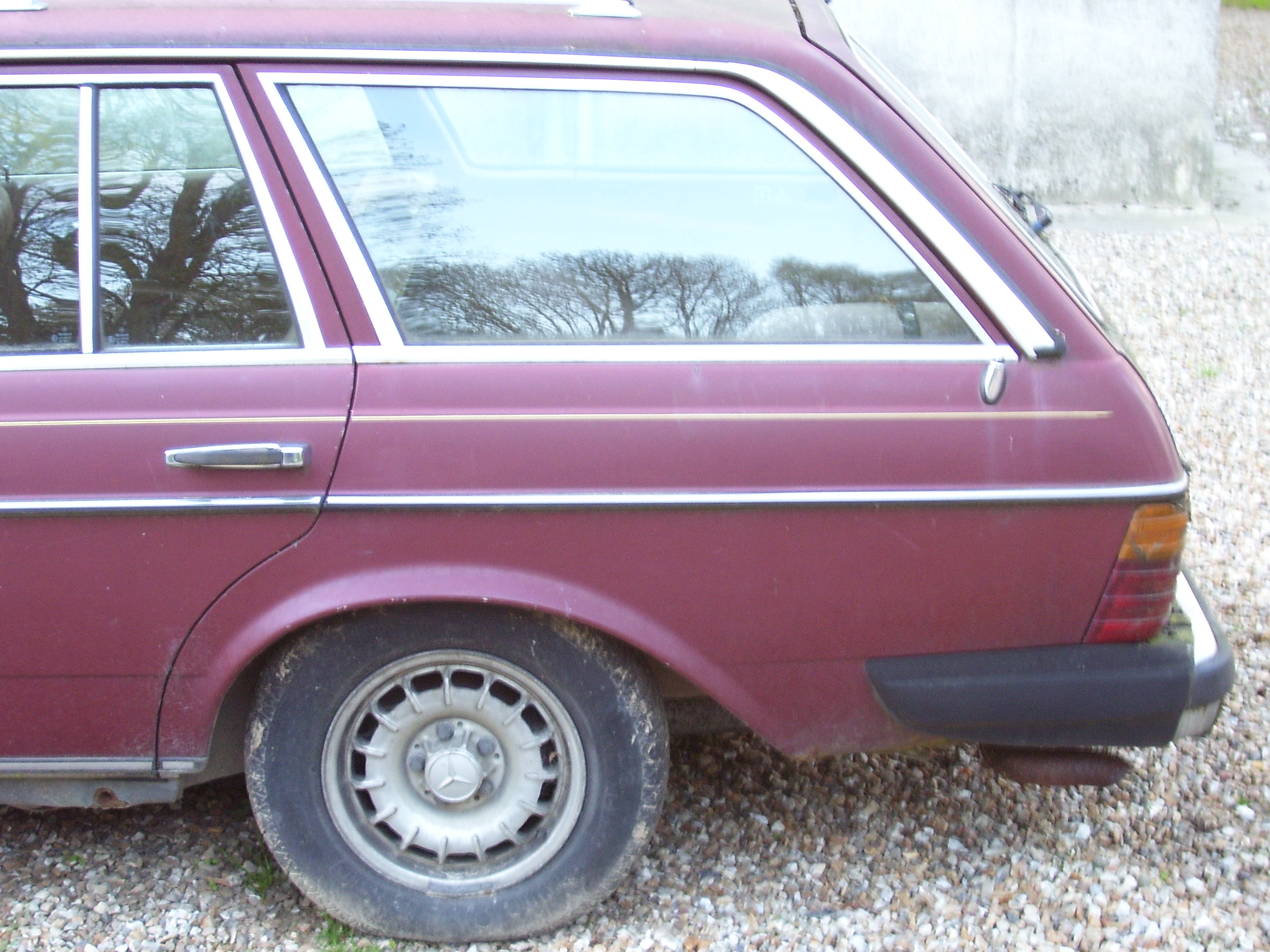 makkes car rear wheel red window trunk