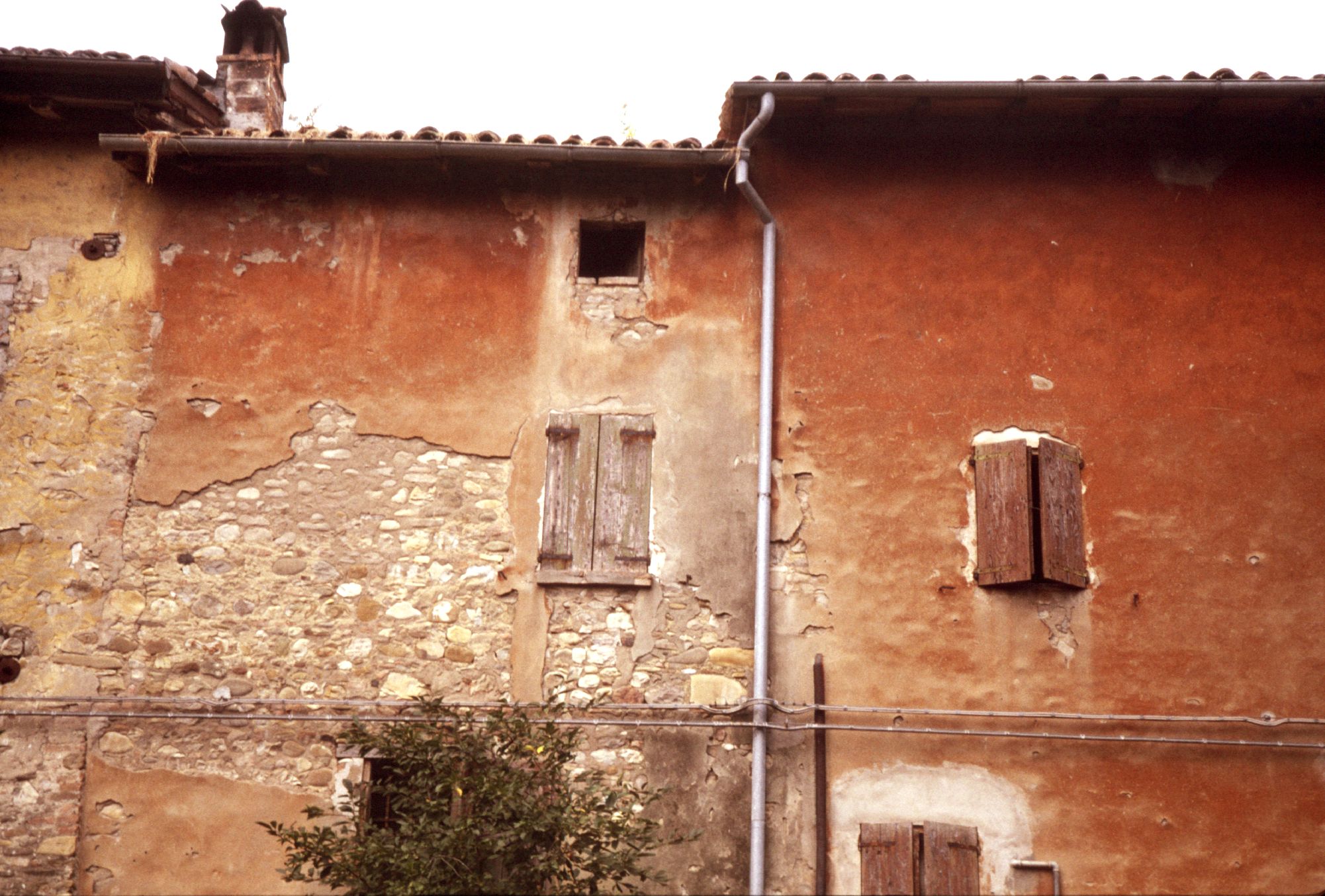 walls plaster italy red mediavel mediaval house houses fascade window windows shades cable cables roof