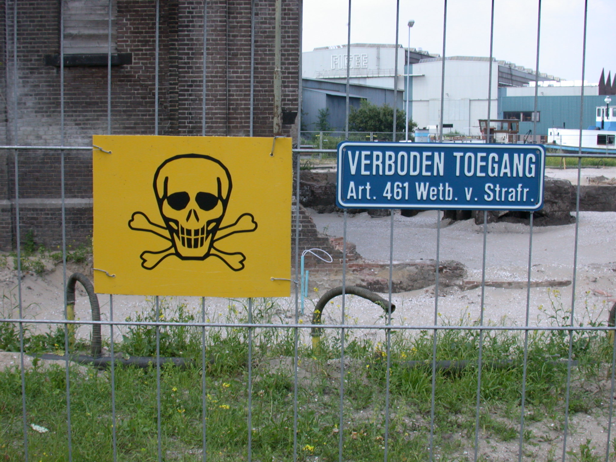 sign warning warn yellow skull and crossbones danger forbidden