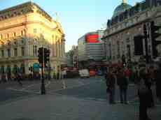 maartent architecture exteriors cityscape london england people waiting crossover trafficlights traffic