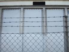 tabus gate fence barbed wire 