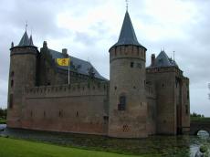 castle architecture exteriors building tower towers turret turrets mediavel mediaval muiderslot flag lion battlement batlements