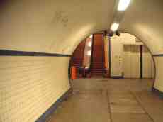 maartent subway underground tunnel round curved metro escelator max payne