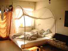 maartent bed bedroom mosquitoes mosquito net 