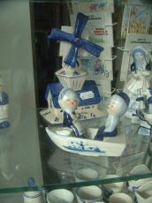 maartent dutch brick-a-brack souvenir souvenirs porcelain statuettes blue white ceramic