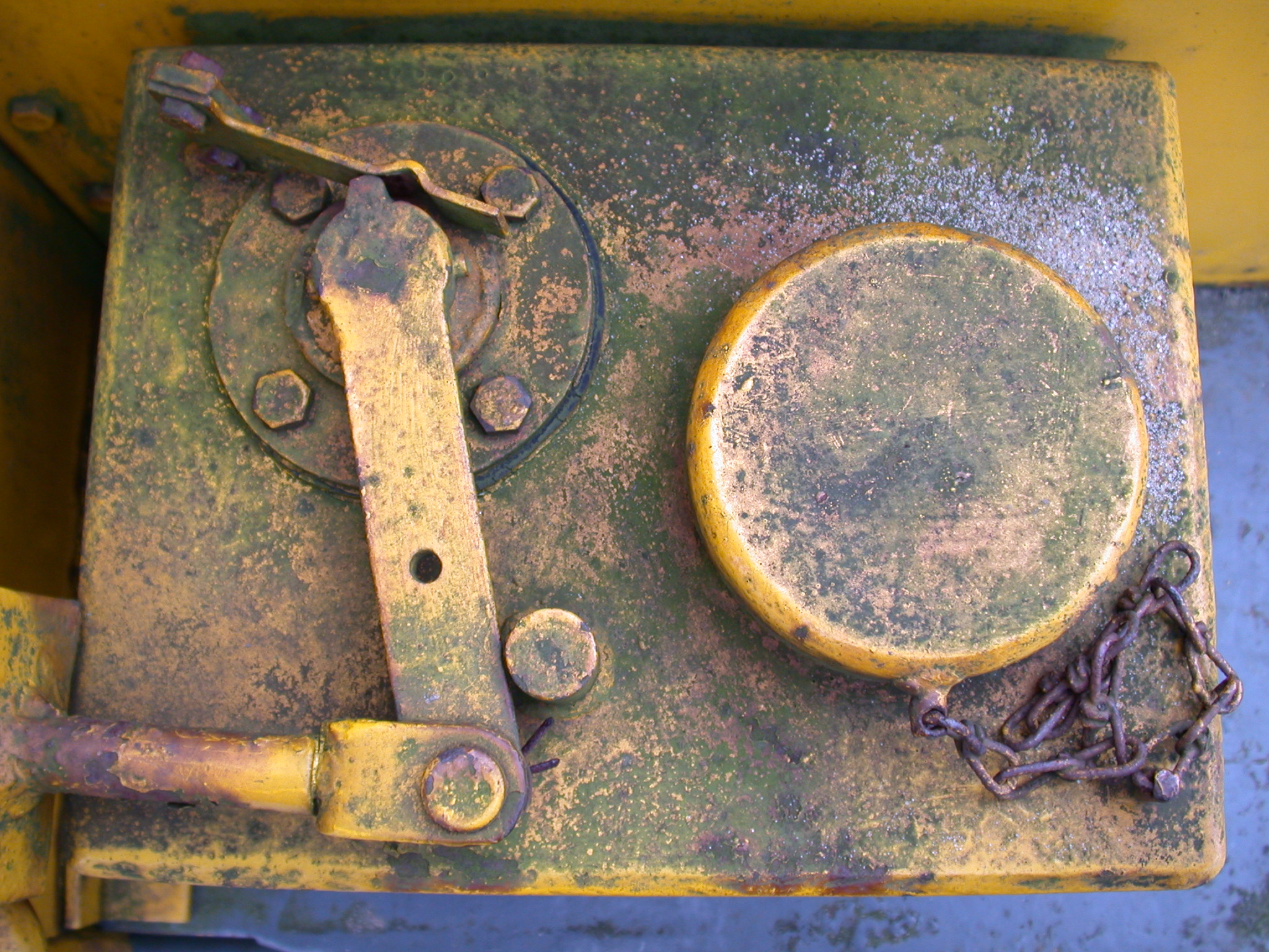 gear box mechinics mechanical yellow dust small chain old rusted