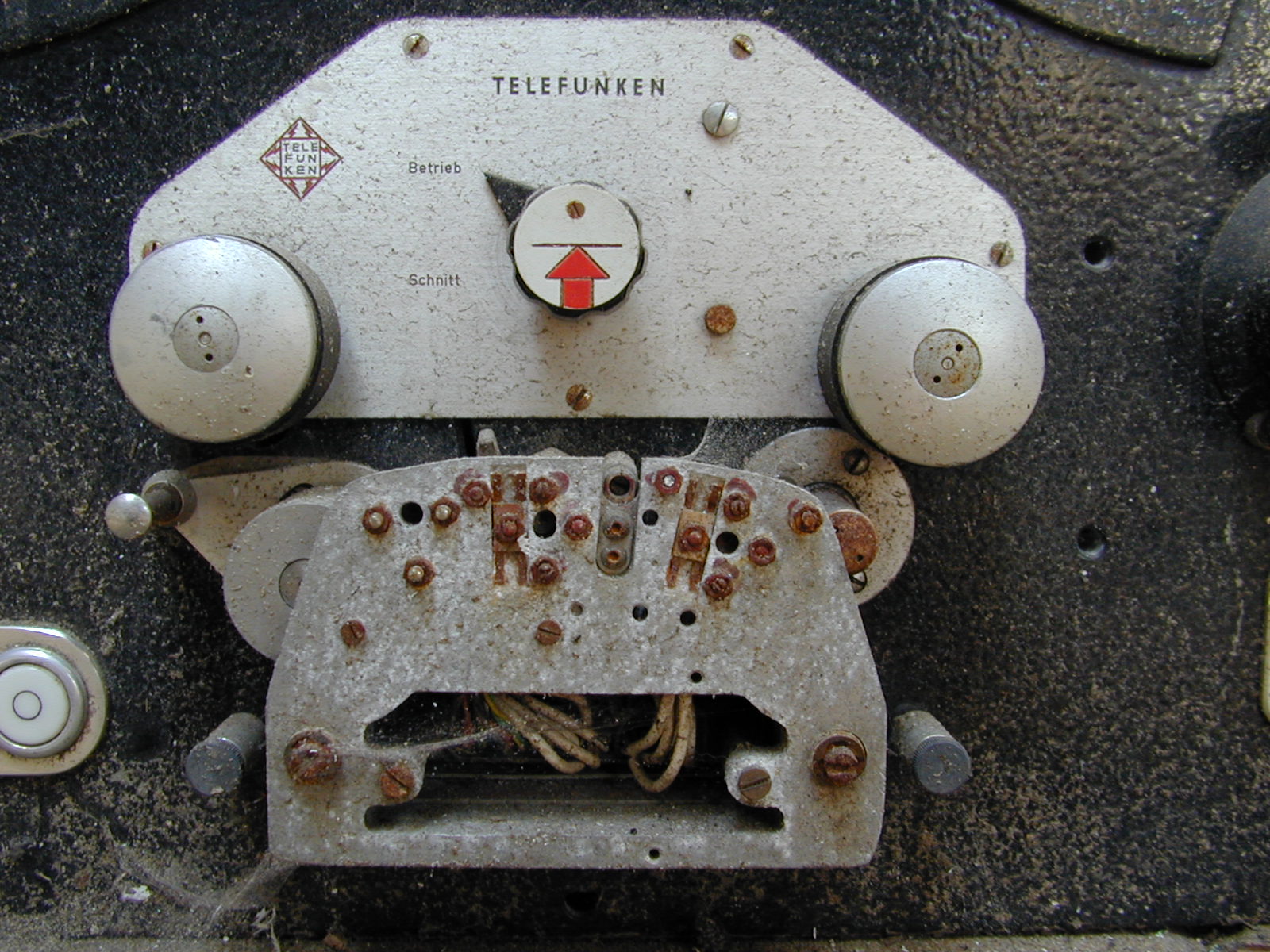 mechanics taperecorder revox telefunken logo typo typography arrow spool circles turnswitch old dirty metal plastic