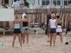 nature characters humanoids sport sports beach fitness bodypump weight weights instructor crowd woman women zandvoort radio stereo summer ass group weightlifting