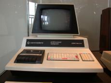 commodore computer pc personal old 2001 serie series screen keyboard tape