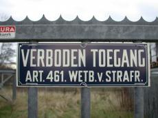 verboden toegang sign warning no entrance allowed blue white letters