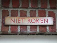 objects signs nosmoking no-smoking niet roken nietroken emaille antique typo typography sansserif metal wall