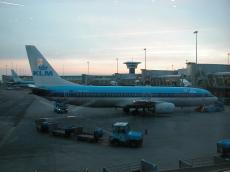 boeing plane schiphol airport dock