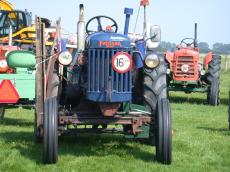 vehicles land tractor oldtimer front blue show fordson major rubber tire