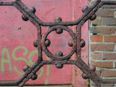 rusty fence metal stel red bolds