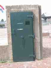 walls door entrance bunker metal hinge hinges handle green concrete wo2 ww2